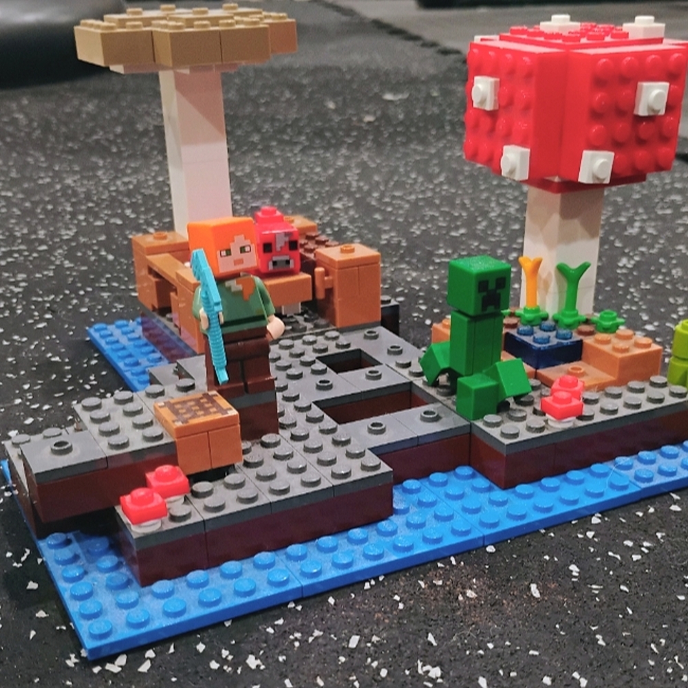 LEGO Minecraft the Mushroom Island 21129 w/Minifigures & Manual